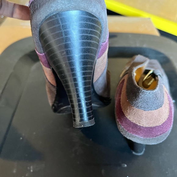 Multi color suede low pump. - Picture 3 of 4